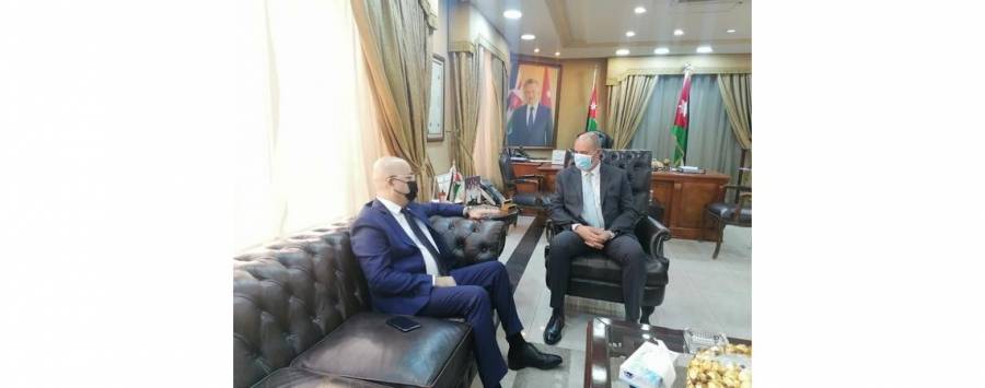 وزير العمل يلتقي السفير العراقي
