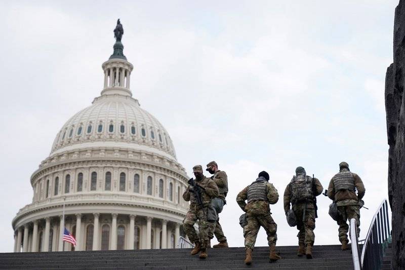 إصابة ضابطَيْن أمريكيَّيْن صدمهما شخص بسيارته أمام الكابيتول