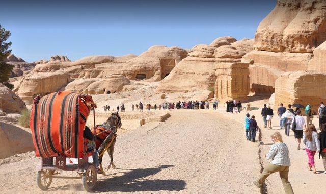 تشكيل لجنتان مؤقتتان لإدارة جمعيتي وكلاء السياحة والسفر وإدلاء السياح