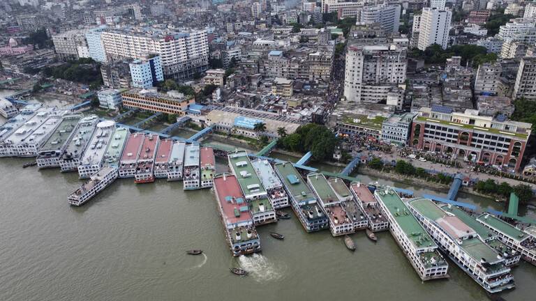 غرق عبارة على متنها أكثر من 50 شخصا وسط بنغلاديش