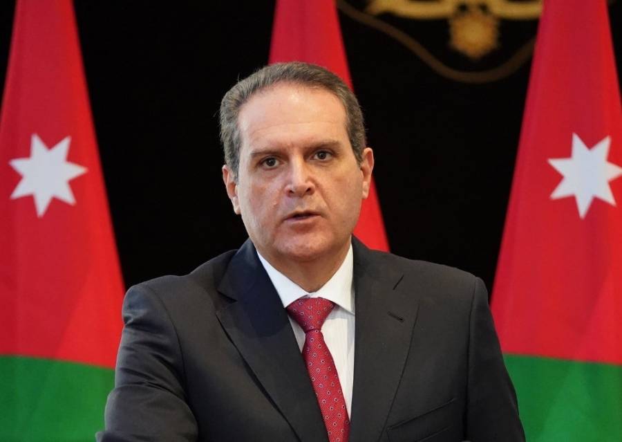 بالاسماء ... وزير الصحة ينهي خدمات 18 موظفا