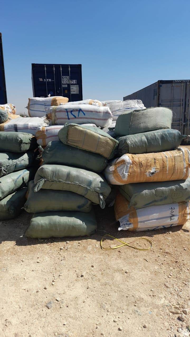 بالصور .. الجمارك تحبط تهريب كميات كبيرة من البضائع المختلفة