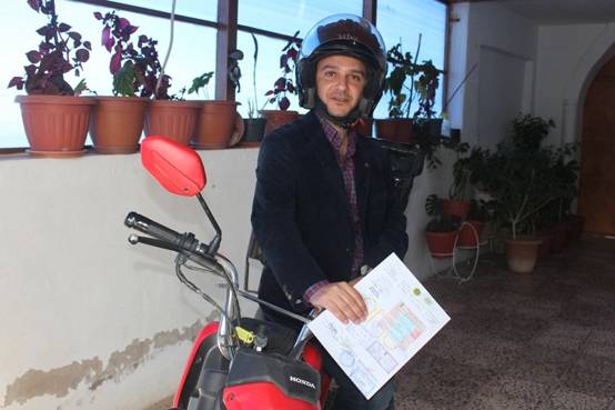 دكتور اردني يوزع طلبات الأغذية على دراجته