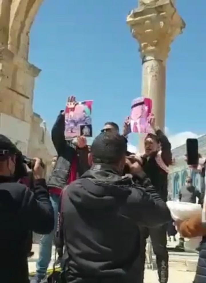 فلسطينيون يهتفون بصوت عال تأييدًا للملك بالقرب  من المسجد الاقصى.. فيديو
