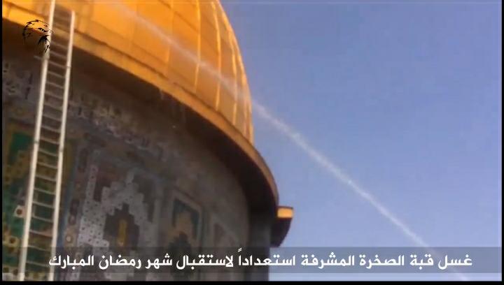 شاهد بالفيديو غسل قبة الصخرة المشرفة استعدادًا لشهر رمضان المبارك