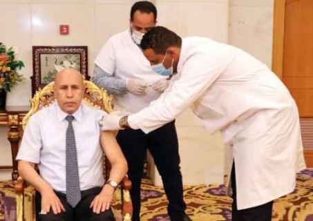 الرئيس الموريتاني يتلقى الجرعة الأولى من لقاح كورونا