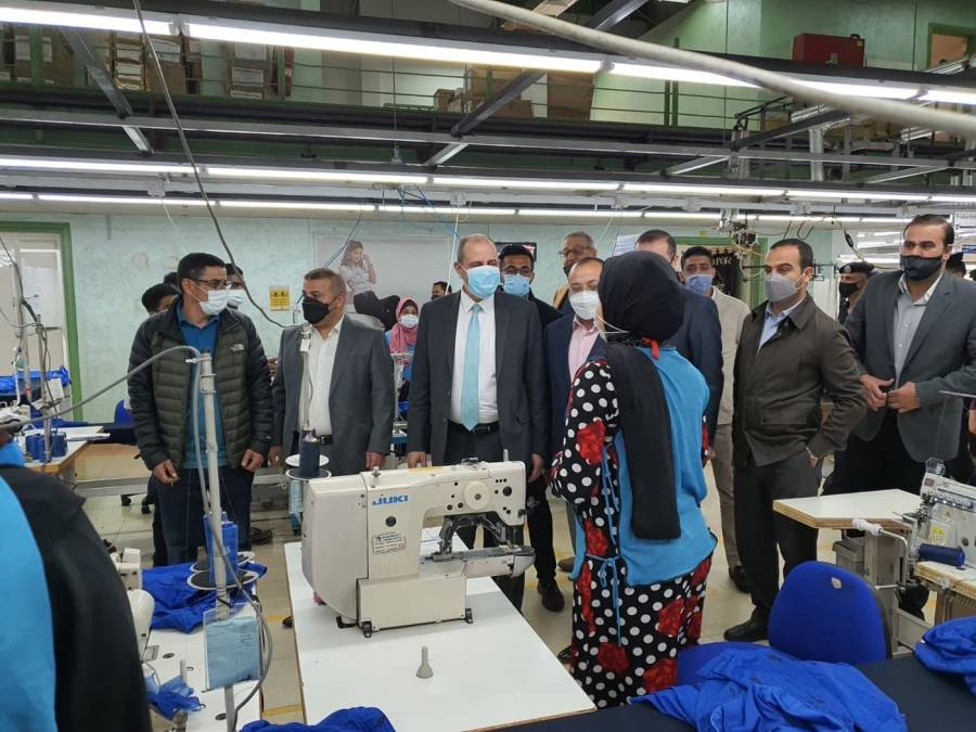 وزير العمل يشرف على نقل ملكية فرع انتاجي للألبسة لمستثمر جديد في الشونة الجنوبية