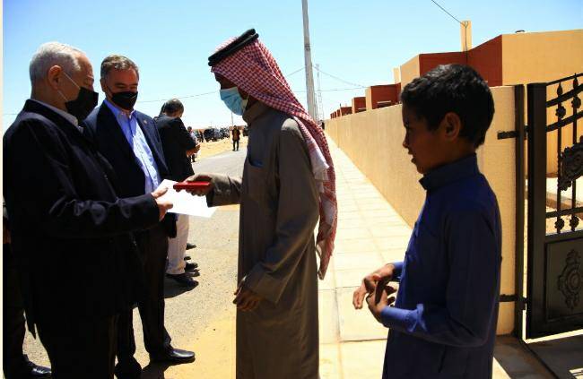 العيسوي يُسلّم 27 مسكناً لأُسر عفيفة ويفتتح مشاريع مبادرات ملكيّة في معان