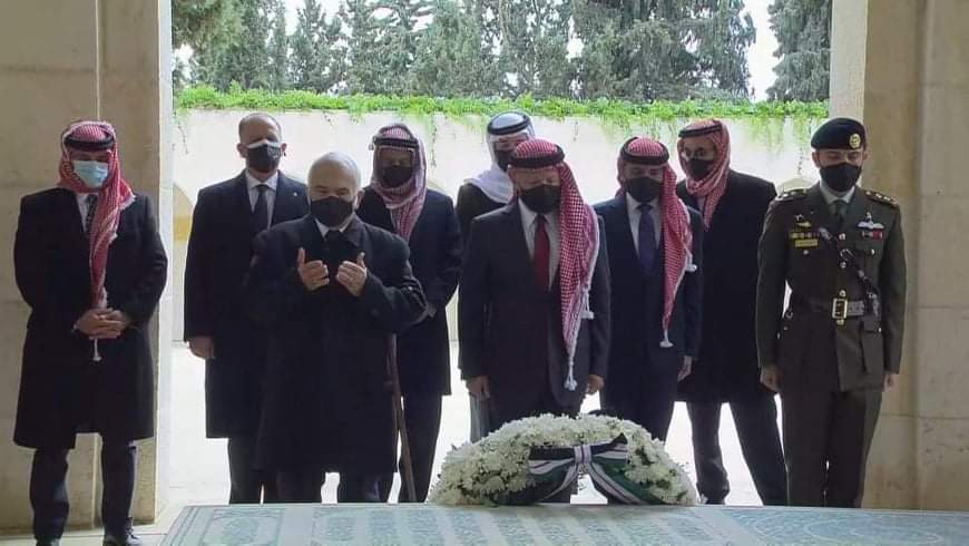 الملك وولي العهد وعدد من الأمراء يزورون الأضرحة الملكية بمناسبة مئوية الدولة