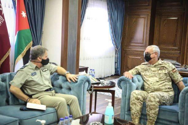 رئيس هيئة الأركان المشتركة يستقبل المستشار الدفاعي البريطاني الأقدم للشرق الأوسط