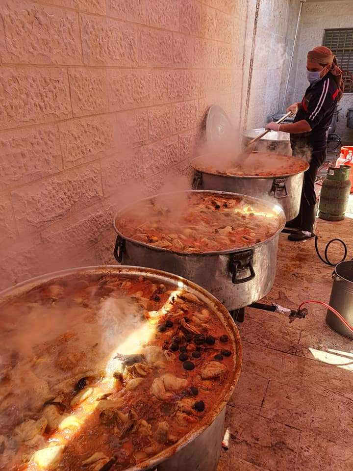 لجنة سبيل معان تقوم بتوزيع وجبات طعام الإفطار على الصائمين... صور