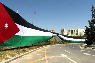 أمانة عمان تبدأ بتركيب أطول علم في العالم  شاهد الصور