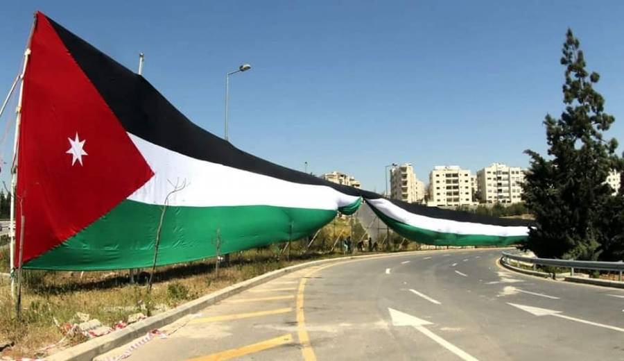 أمانة عمان تباشر تعليق أطول علم