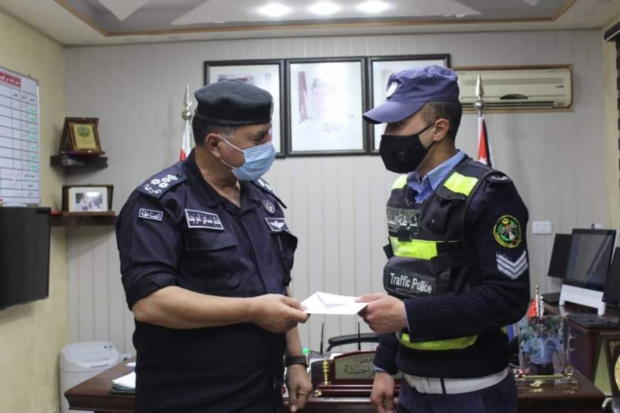 قائد أمن إقليم العاصمة يكرّم رقيب سير