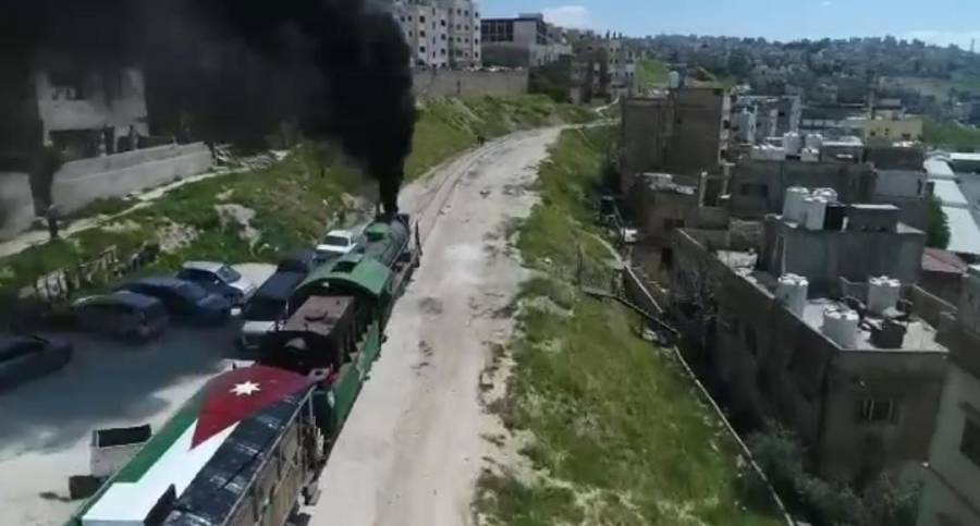 شاهد بالفيديو قطار يسير في أحياء عمان رافعا علم الأردن