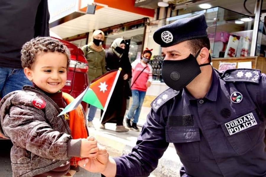 نشامى ونشميات الأمن العام يهدون علم الوطن للمارة والمركبات