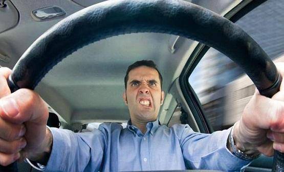 ضبط سائق هدد شخصا بالطريق العام