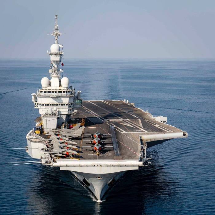 وصول حاملة الطائرات الفرنسية شارل ديغول إلى البحرين