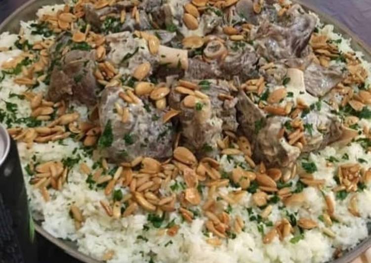 طلاق عروس اردنية بعد ان عزمت اهلها على منسف وطلبت لحماتها  وجبة شاورما