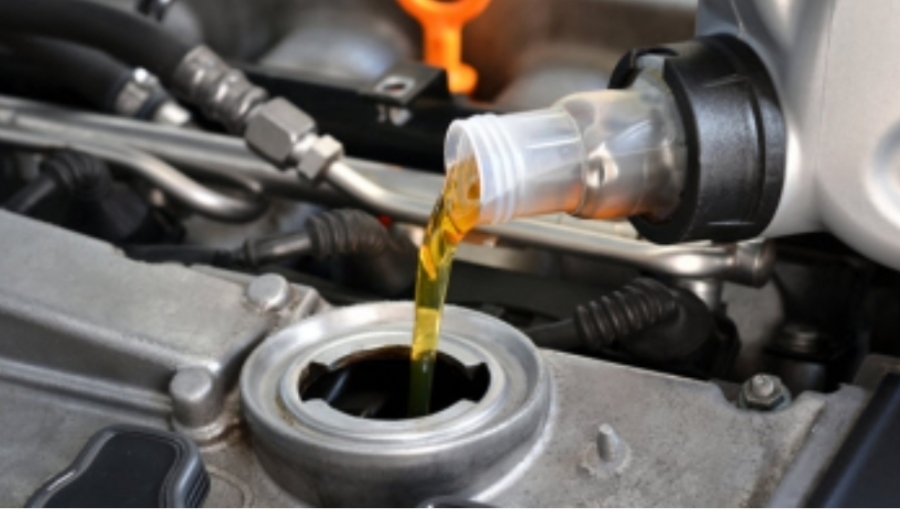 السير: التحقق من مستويات السوائل والزيوت بالمركبة