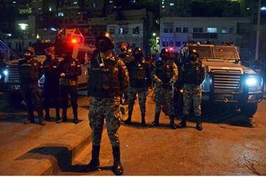 مداهمة أمنية لمخالفي حظر التجول في بيادر وادي السير