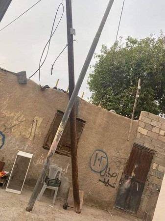 عمود انارة ايل للسقوط بالحي القديم بالعقبة