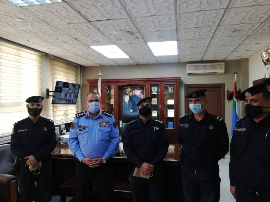 مدير شرطة وسط عمان يكرّم طاقم دورية نجدة