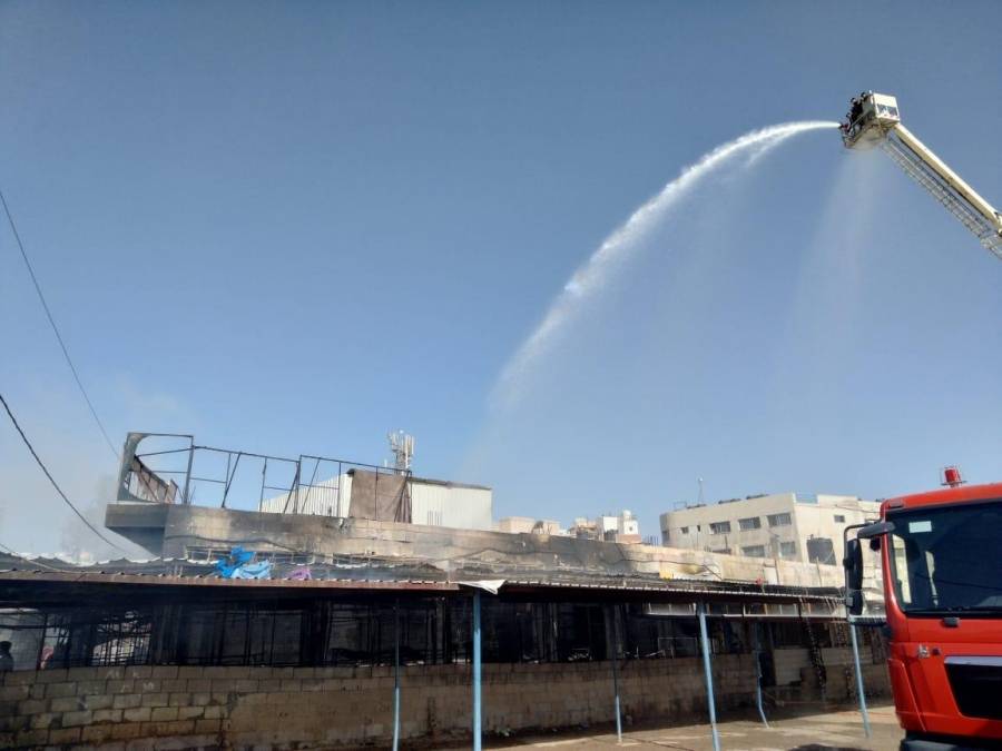 الدفاع المدني يخمد حريق عدد من محلات الألبسة المستعملة في الزرقاء