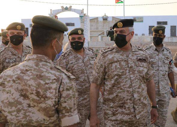 رئيس هيئة الأركان المشتركة يشارك كتيبة الشريف ناصر بن جميل طعام الإفطار... صور