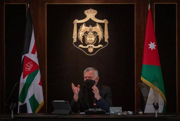 الملك: دراسة إجراءات للموازنة بين حماية المواطنين وتخفيف حدة الحظر