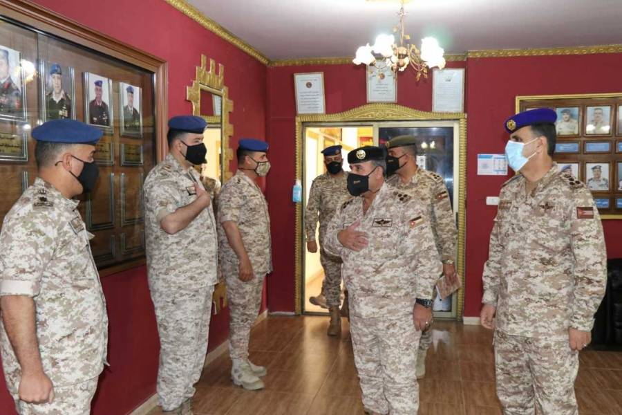 الخليفات  يزور مديرية الدفاع الجوي الميداني