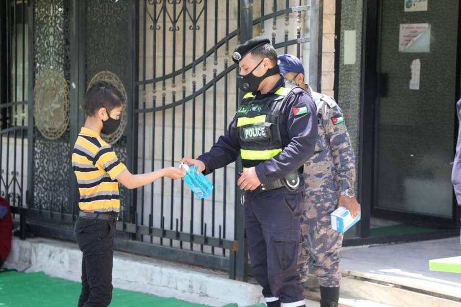 مديرية الأمن العام تنفذ  خطة أمنية مجتمعية لمساعدة المصلين اثناء اداء صلاة الجمعة... صور