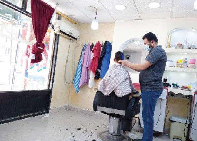 “كورونا” يغلق 500 صالون حلاقة في إربد