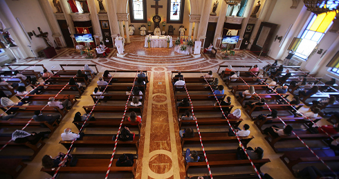 المسيحيون يحتفلون بأحد الشعانين في أول أيام العودة إلى الكنائس