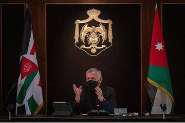 الملك يثني على جهود متطوعين ورياديين