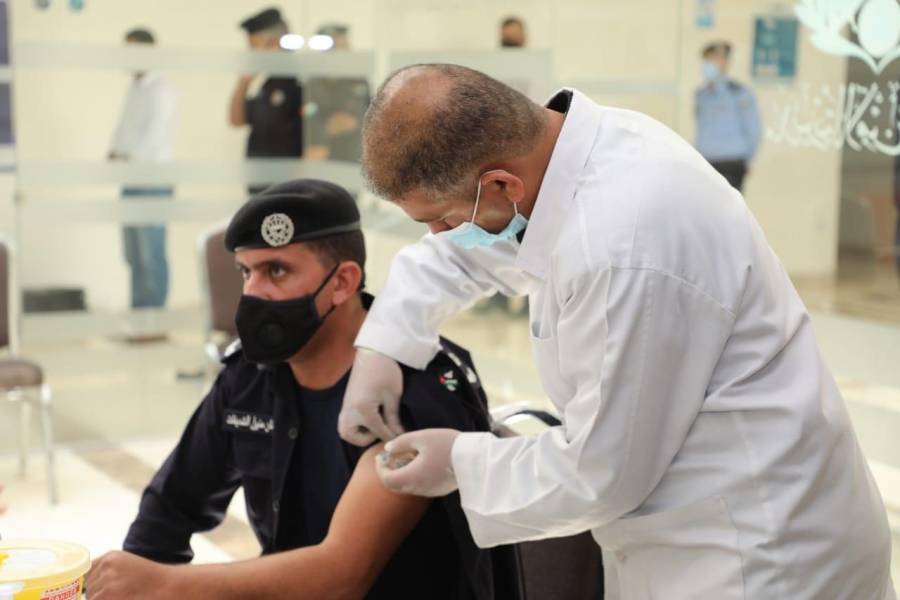 مديرية الأمن العام تواصل حملة إعطاء لقاح كورونا لمنتسبيها