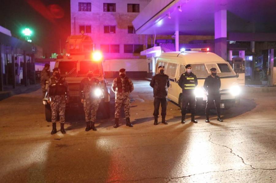 الحكومة تتجه لتقديم حوافز بالسماح لمن أخذ جرعتي لقاح كورونا بالتجول خلال الحظر