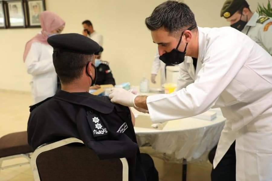 مديرية الأمن العام تواصل حملة إعطاء لقاح كورونا لمنتسبيها