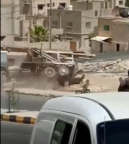 بالفيديو .. حادث تدهور لشاحنة أدى لانقلابها في الزرقاء