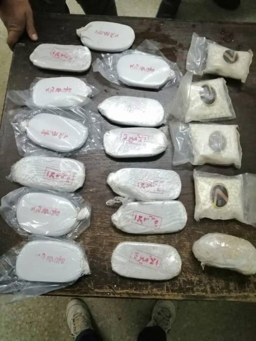 ضبط 10 آلاف حبة مخدرة و13 كفاً من مادة الحشيش المخدرة بحوزة تاجرين ومروجين للمواد المخدرة على الطريق الصحراوي.. صور