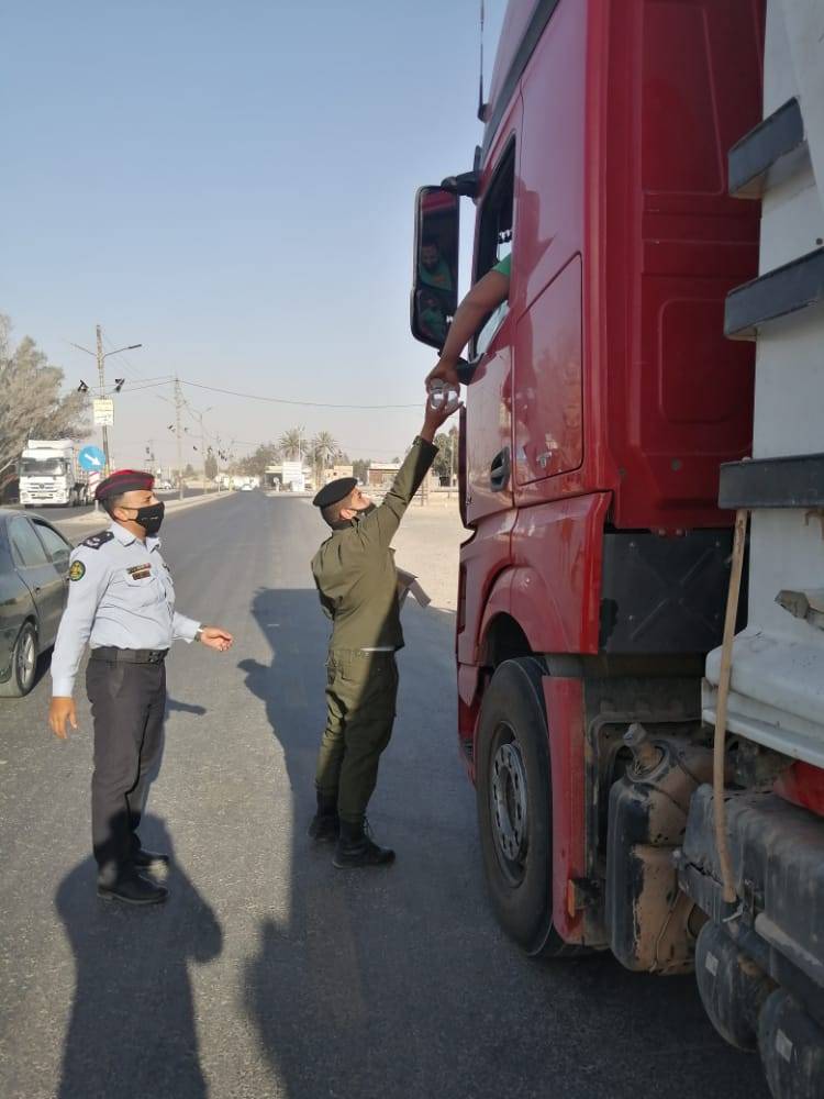 الشرطة المجتمعية توزع المياه والتمور على المواطنين و سائقي المركبات في  الازرق
