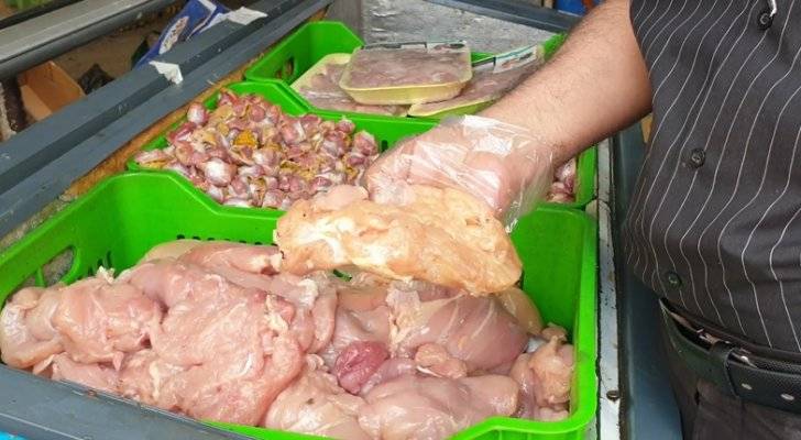 إتلاف 100 كيلوغرام من الدجاج الفاسد و100 لتر من العصائر في إربد