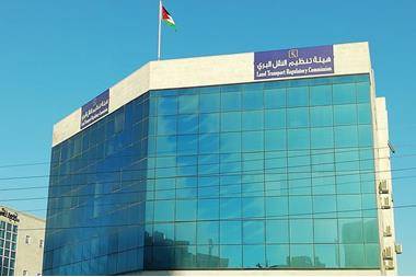 هيئة النقل تبحث مشكلة الشاحنات العالقة على الحدود