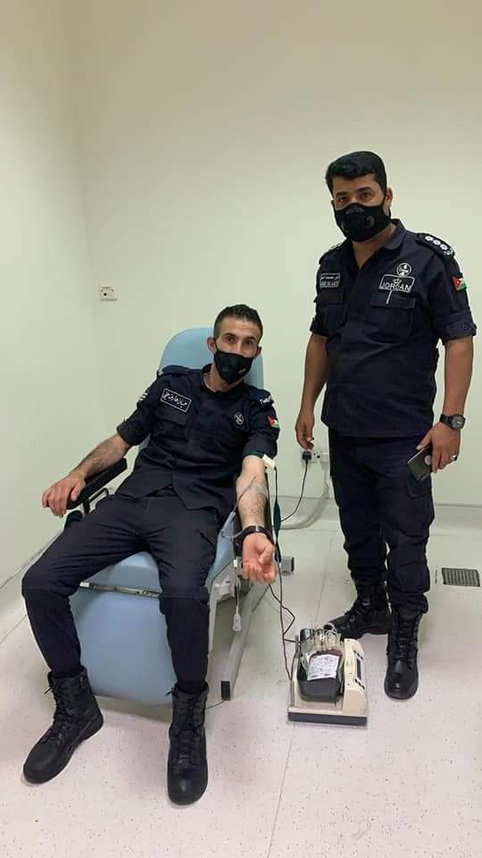 شرطه العقبه تلبي نداء استغاثة موطن بالتبرع بالدم