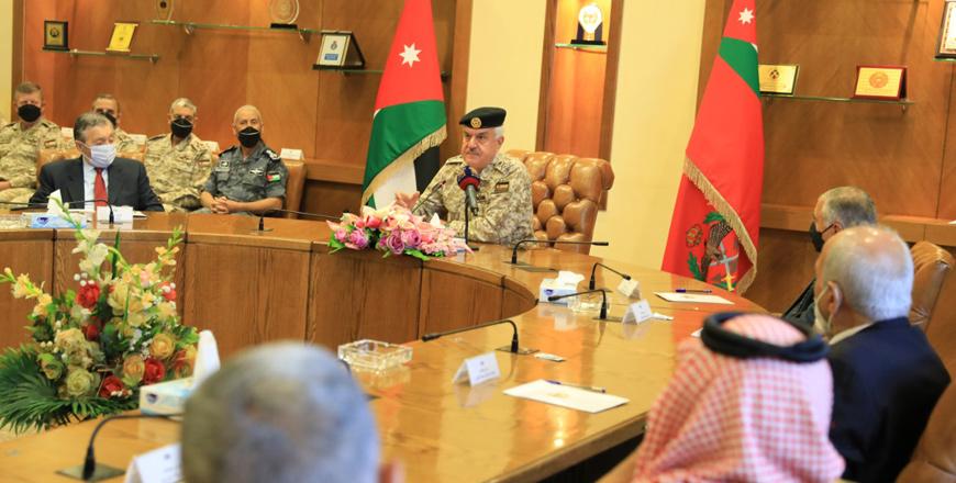 Army chief meets with military retirees