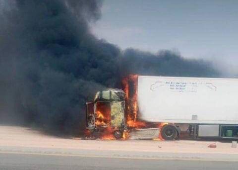 احتراق رأس شاحنه بالقرب من مثلث وادي رم