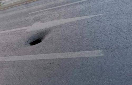 بعد سخط شعبي .. إصلاح حفرة في شارع الجامعة