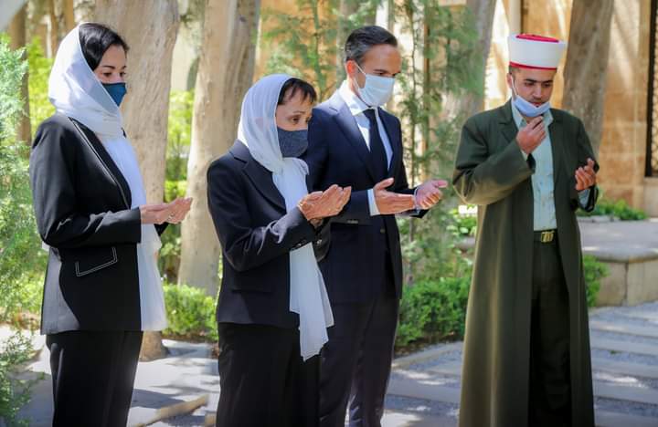 الأميرة بسمة تزور قبر شقيقها  المغفور له الأمير محمد بن طلال... صور