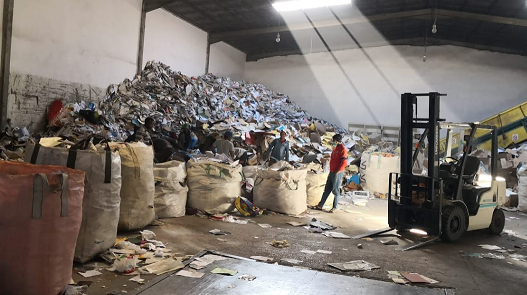 فتح باب التصدير للورق والكرتون التالف يهدد 21 مشغلاً ومصنعاً بالإنهيار .. من المستفيد؟