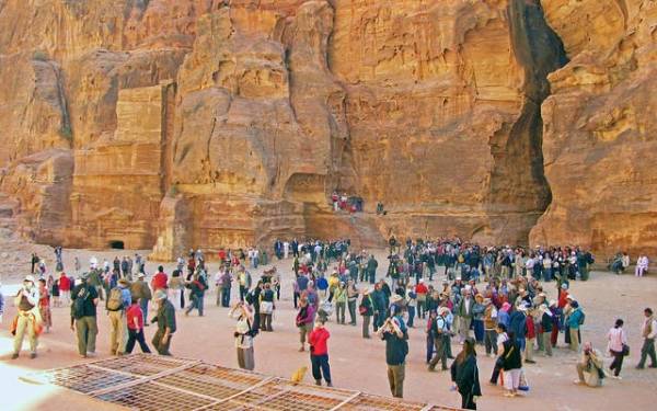 الحكومة تقرر معاملة السائح العربي معاملة الأردني